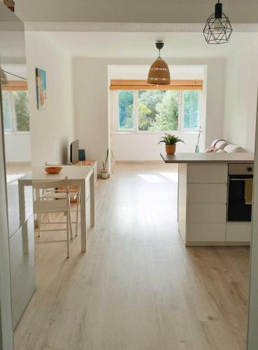 セジンブラにあるTijo Houseのキッチン、ダイニングルーム(テーブル、カウンター付)