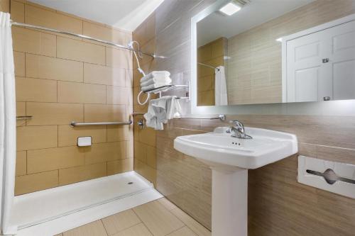 Ένα μπάνιο στο Best Western Brady Inn