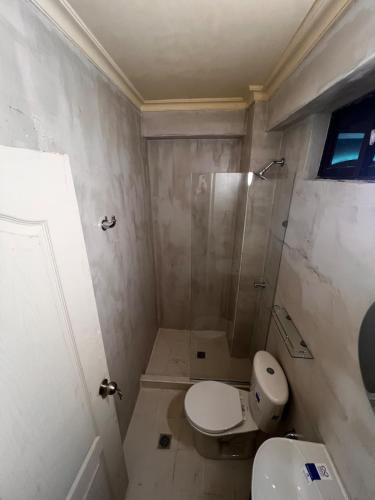 カルタヘナ・デ・インディアスにあるAlma Del Marのトイレとシャワー付きのバスルーム