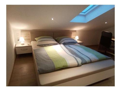 una camera da letto con un letto con due cuscini sopra di Holiday apartment with 2 bedrooms a Prackenbach