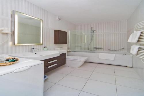 4B Apartments - Two Bedroom Apartment with Balcony