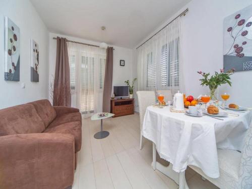 4B Apartments - Two Bedroom Apartment with Balcony