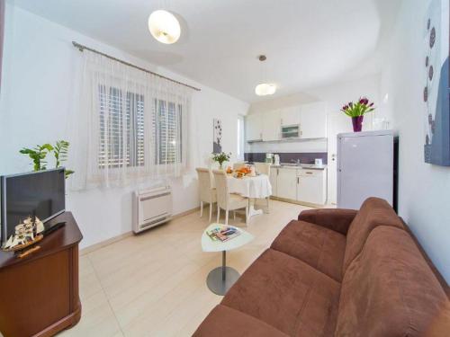 4B Apartments - Two Bedroom Apartment with Balcony