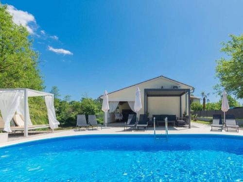 Villa in upani i with swimming pool