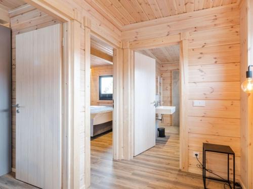 une pièce avec des murs en bois et une chambre avec un lit dans l'établissement Bergwaldchalet Animal Friend 2, à Schierke