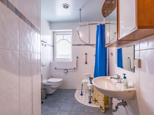 une salle de bain avec un lavabo et des toilettes dans l'établissement Holiday apartment with 2 bedrooms, à Kühlungsborn