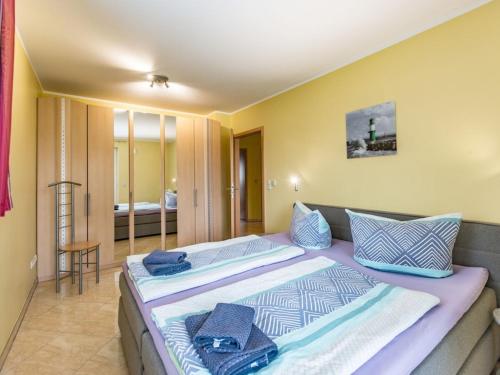une chambre avec deux lits avec des oreillers bleus dessus dans l'établissement Holiday apartment with 2 bedrooms, à Kühlungsborn