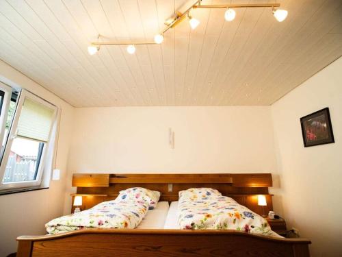 ein Schlafzimmer mit einem Bett mit zwei Kissen darauf in der Unterkunft Holiday apartment with 2 bedrooms in Monschau