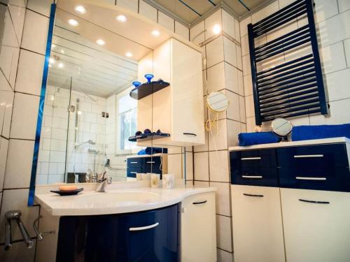 ein Badezimmer mit Waschbecken und Spiegel in der Unterkunft Holiday apartment with 2 bedrooms in Monschau