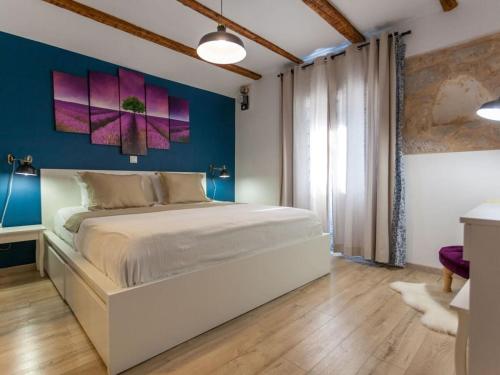 Holiday home in Gabonjin with swimming pool في Gabonjin: غرفة نوم بسرير كبير وجدار أزرق