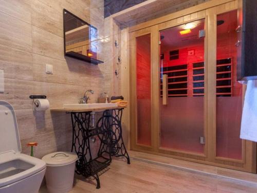 Holiday home in Gabonjin with swimming pool في Gabonjin: حمام مع حوض ومرحاض ودش
