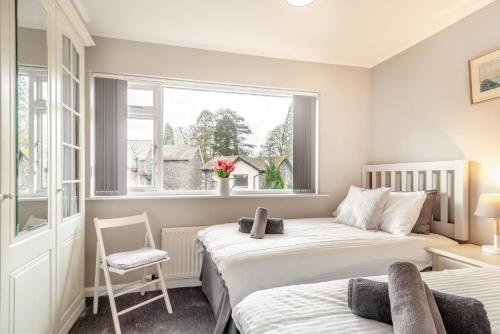 une chambre avec deux lits et une fenêtre dans l'établissement Mews Cottage, à Grasmere