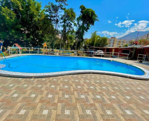 una grande piscina blu con una recinzione intorno di Hotel Nuestro Amo a Sayán