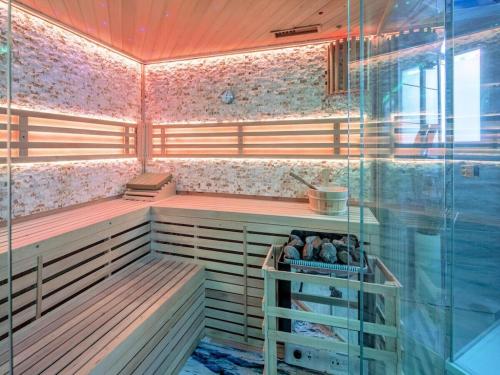 sauna ze szklaną ścianą w pokoju w obiekcie Maarhöhe in the Maarberg Resort w mieście Schalkenmehren