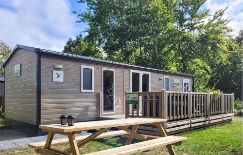 a tiny house with a picnic table and a bench at Chalet Lauwersoog in Lauwersoog