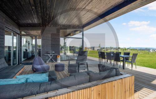 Posezení v ubytování Gorgeous Home In Børkop With Sauna