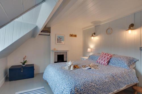 En eller flere senge i et værelse på Fenay Cottage