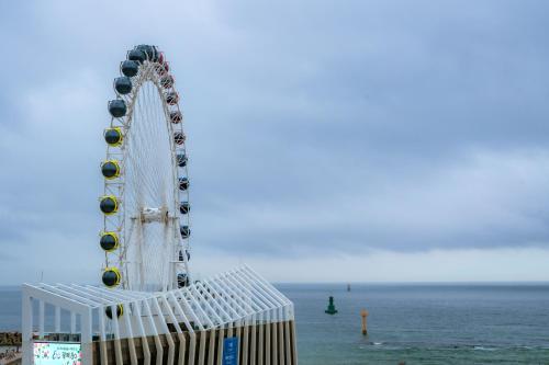 a ferris wheel in the middle of the ocean at 모어댄 속초해변점 in Sokcho