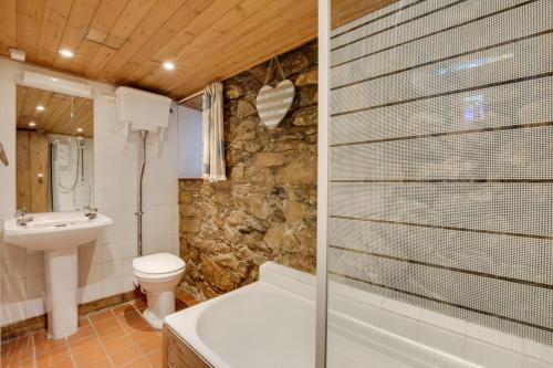 Un baño con bañera, inodoro y lavabo. en 6 Baileys Lane, en St Ives