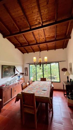 Posezení v ubytování La casa de Tikal