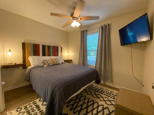 una camera da letto con un letto e un ventilatore a soffitto di Frog Hollow a Townville