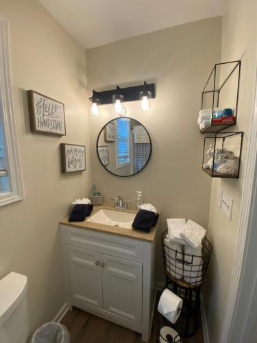 un bagno con lavandino e specchio di Frog Hollow a Townville