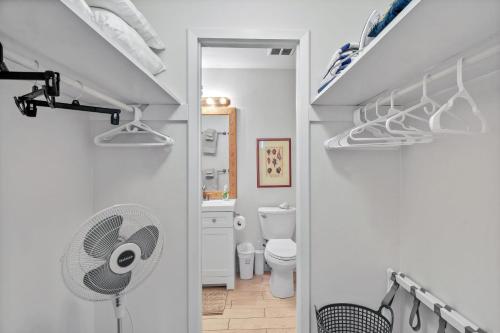 Un baño con ventilador y un baño con escaleras. en Ocean Walk E-5, en Saint Simons Island