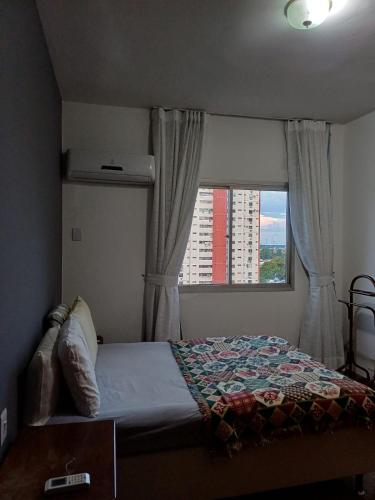 Un dormitorio con una cama y una ventana grande en Apartamento inteiro Cop 30, en Belém