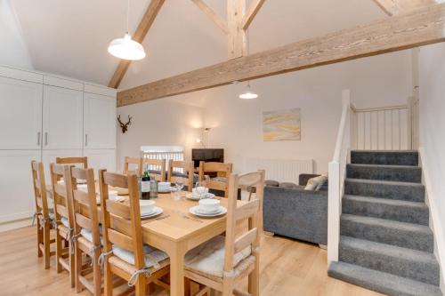ein Esszimmer und ein Wohnzimmer mit Tisch und Stühlen in der Unterkunft The Ambleside Loft in Ambleside