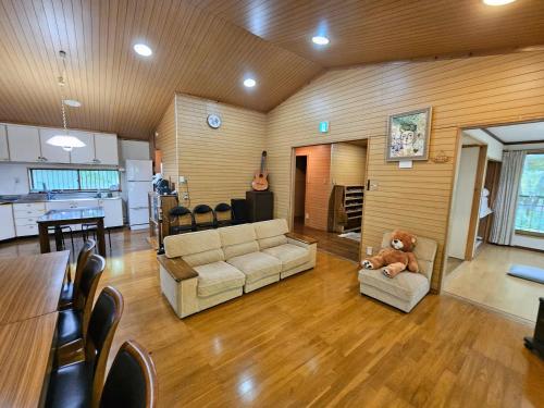 Ruang duduk di 那須町森あそびコテージ