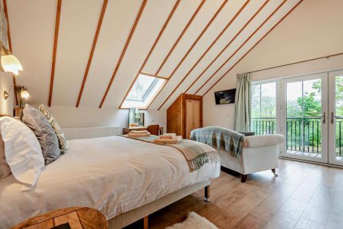 Un pat sau paturi într-o cameră la Mid-Wales Lakeside Hot Tub Hideaway