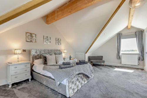 1 dormitorio en el ático con 1 cama y 1 sofá en Scarlettrose, en Great Torrington