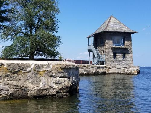 un edificio che si trova sopra un corpo d'acqua di Waterfront Retreat Center a New Rochelle