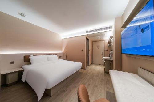 Ένα ή περισσότερα κρεβάτια σε δωμάτιο στο Hanting Hotel Beijing Yuegezhuang Bridge