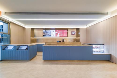 Μια τηλεόραση ή/και κέντρο ψυχαγωγίας στο Hanting Hotel Beijing Yuegezhuang Bridge