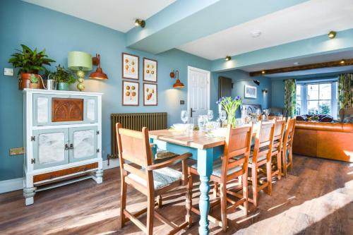 Una cocina o zona de cocina en Attic Suite at Plas Tirion