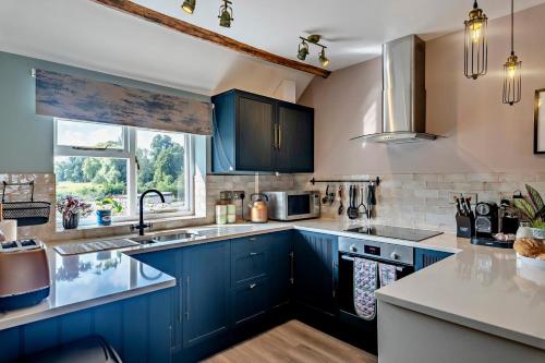 Una cocina o zona de cocina en Attic Suite at Plas Tirion