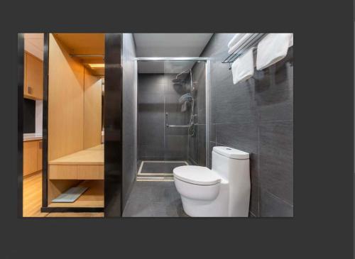 重慶市にあるChongqing Mingchuang Sky Hotelのトイレとシャワー付きのバスルーム