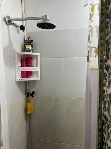 Ένα μπάνιο στο Suíte com cozinha em área nobre