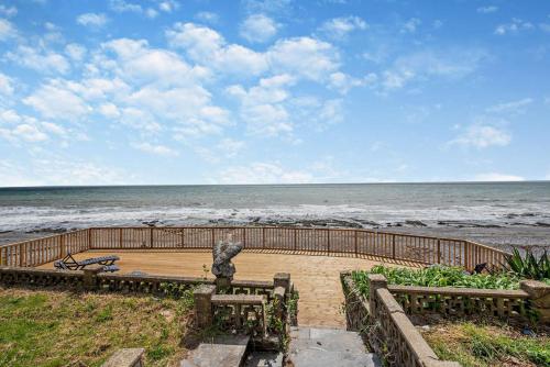 a walkway to the beach with benches and the ocean at Sandpipers - Downderry in Downderry