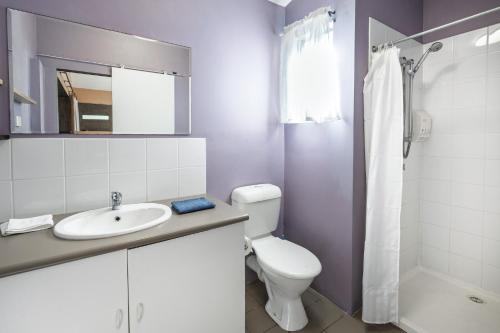 Ένα μπάνιο στο Cozy comfort at 106 Thacker St