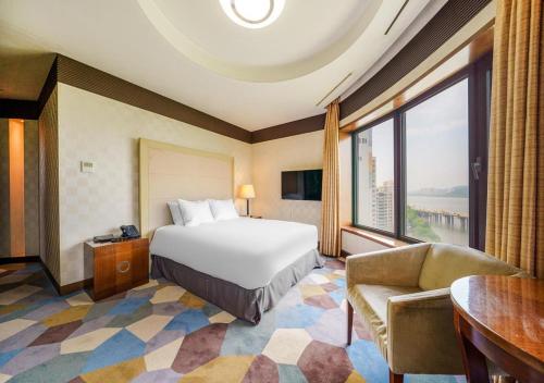 Postel nebo postele na pokoji v ubytování Niagara Hotel