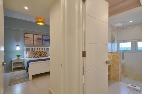 Ένα μπάνιο στο Caribbean Beachfront Apartment. W/ Scenic view