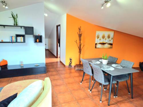 Гостиная зона в Discovery Apartment