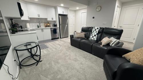 Kuchyň nebo kuchyňský kout v ubytování Cozy & Quiet Calgary 2BR Suite