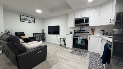 Kuchyň nebo kuchyňský kout v ubytování Cozy & Quiet Calgary 2BR Suite