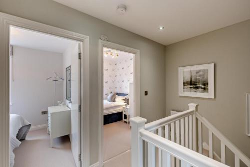 een slaapkamer met een trap naar een kamer met een bed bij Charter Gardens Cottage in Kirkby Stephen