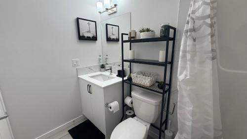 Koupelna v ubytování Cozy & Quiet Calgary 2BR Suite