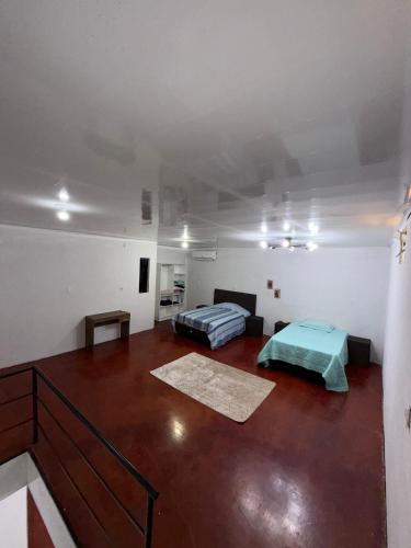 ein leeres Zimmer mit 2 Betten in einem Zimmer in der Unterkunft Loft Premiun San Isidro in Ciudad del Este
