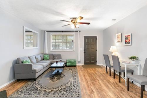 ナッシュビルにあるFreshly Renovated - Minutes from Downtown & BNAのソファとテーブルのあるリビングルーム